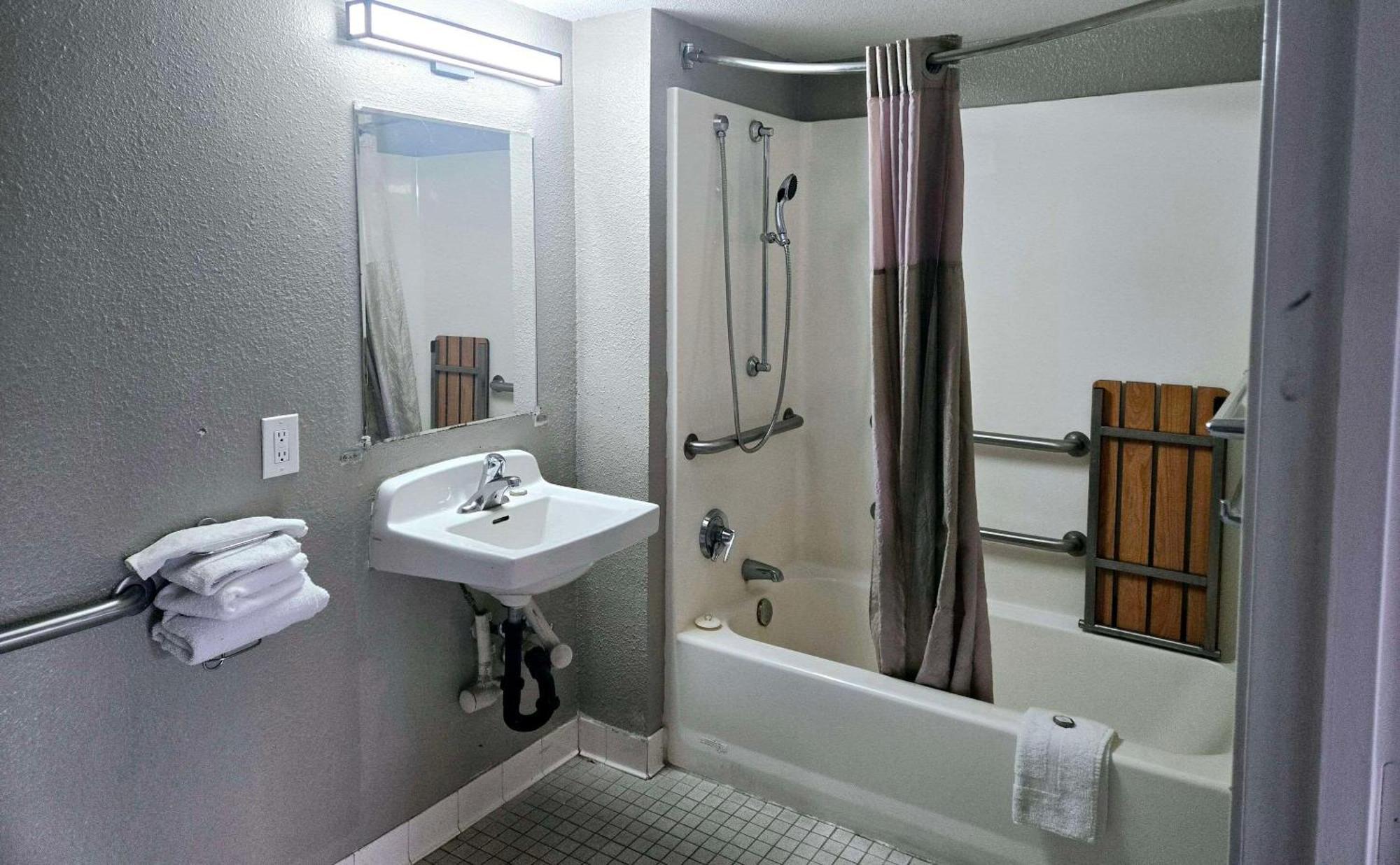 Park Inn By Radisson, トレーシー エクステリア 写真